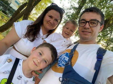 Родина В'юник у новій оселі